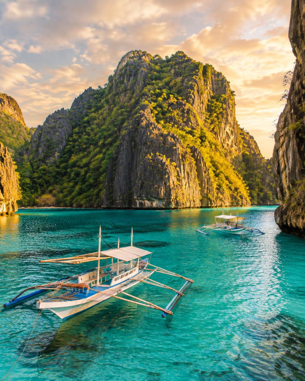 Limestone cliffs and bangka boats in El Nido, Palawan, Philippines